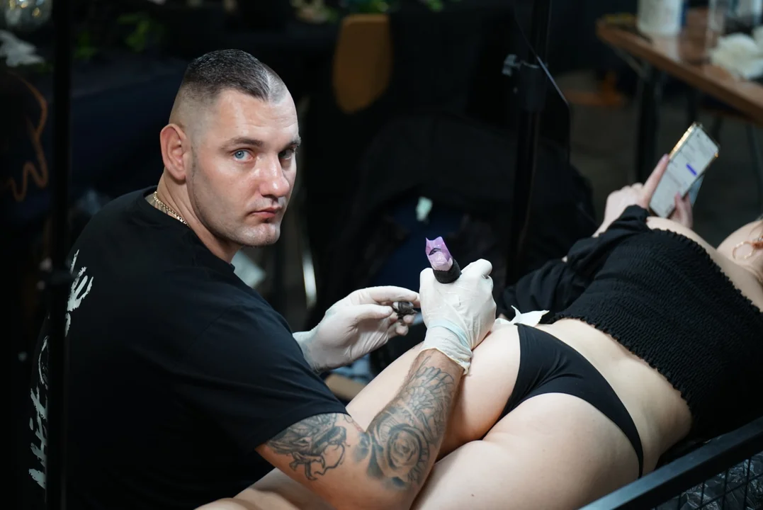 Łódź Tattoo Konwent w Atlas Arenie, wielu łodzian z nowymi dziarkami.