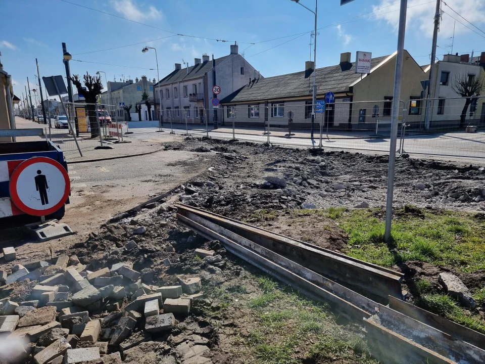 Na jakim etapie jest przebudowa ważnej linii tramwajowej? Praca wre w dwóch miastach [ZDJĘCIA] - Zdjęcie główne