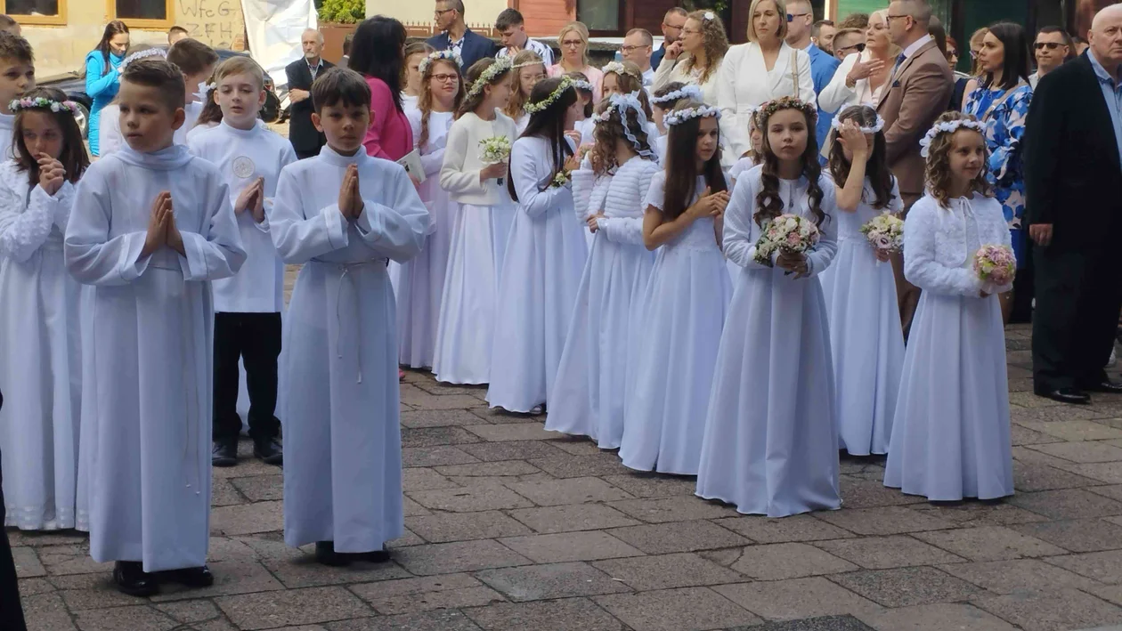 Pierwsza Komunia Święta w parafii Matki Boskiej Dobrej Rady w Zgierzu. Przyjęły ją dzieci ze Szkoły Podstawowej nr 11  [ZDJĘCIA] - Zdjęcie główne