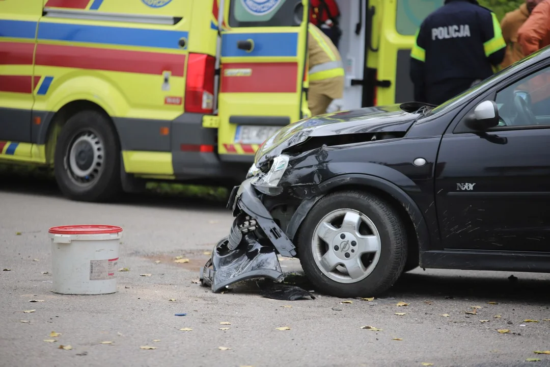 Wypadek w Krośniewicach: jedna osoba ranna, na miejscu służby [ZDJĘCIA] - Zdjęcie główne