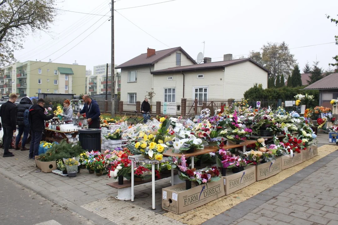 Tłumy łodzian na cmentarzu na Kurczakach