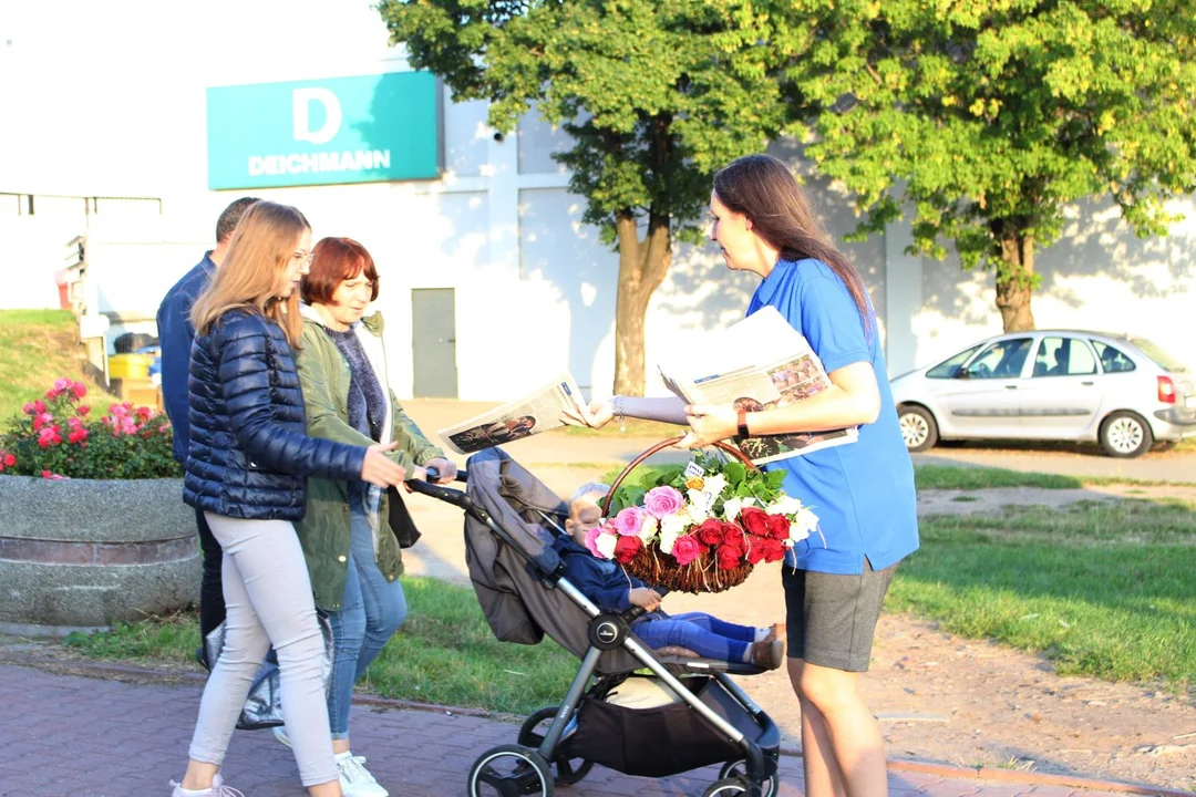 KCI rozdaje róże i gazety na kutnowskim Święcie Róży