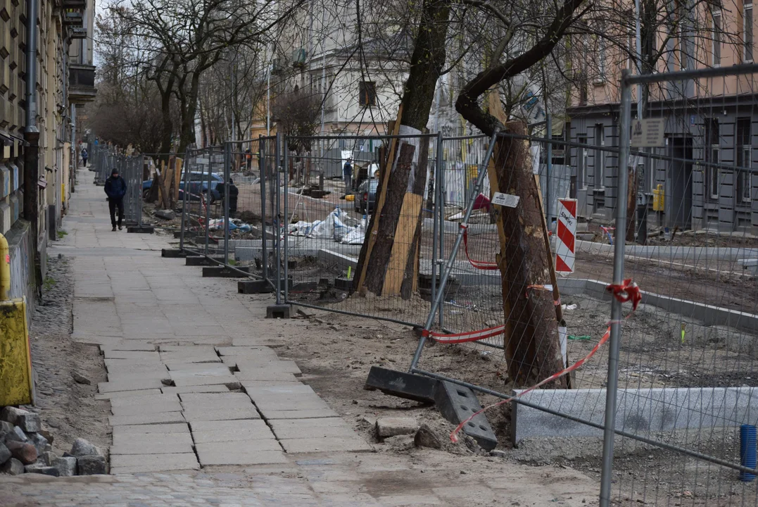 Mieszkańcy mają dość zalegających śmieci w centrum Łodzi. „Flaszek jest więcej niż robotników” [zdjęcia]