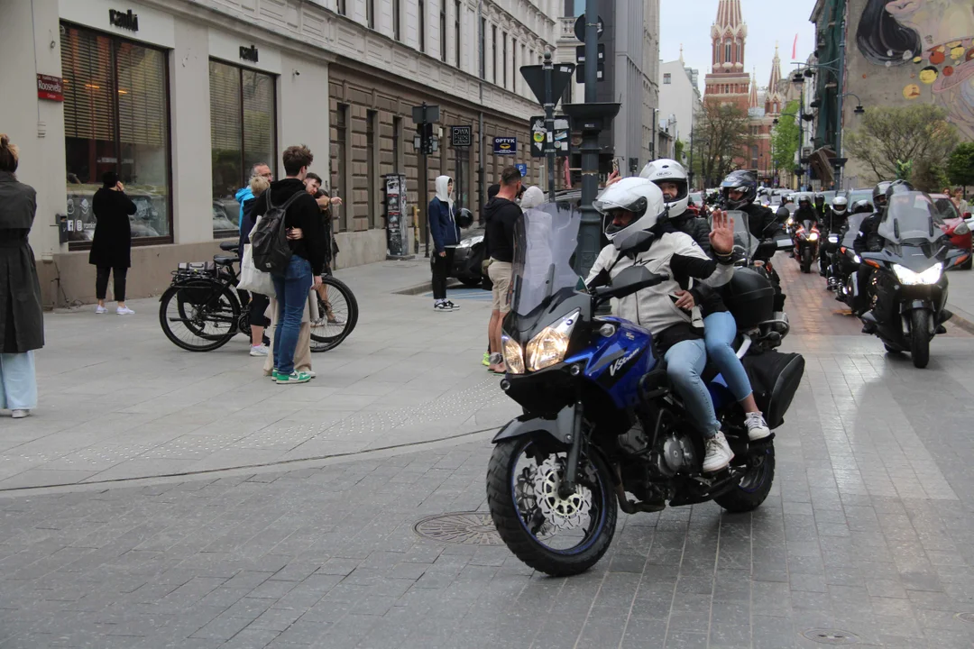 Wielka parada motocyklowa na ulicy Piotrkowskiej w Łodzi