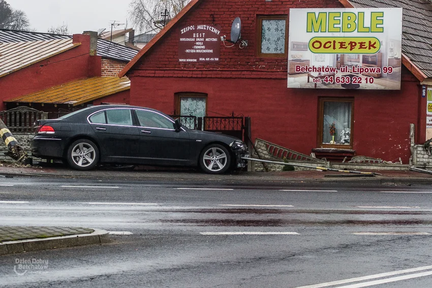 Wypadek w Grocholicach. Ciężarówka zderzyła się z BMW