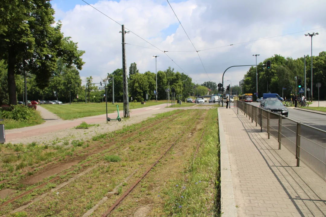 Nieczynne przystanki tramwajowe przy Konstantynowskiej