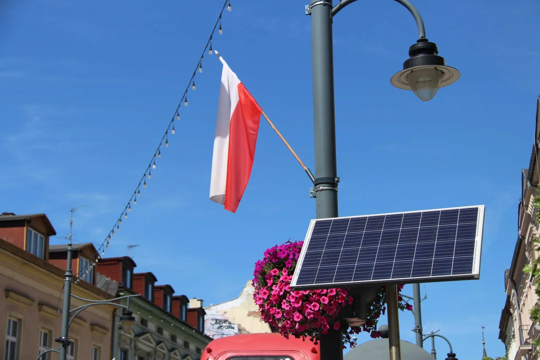 Ulica Piotrkowska gotowa na obchody 15 sierpnia