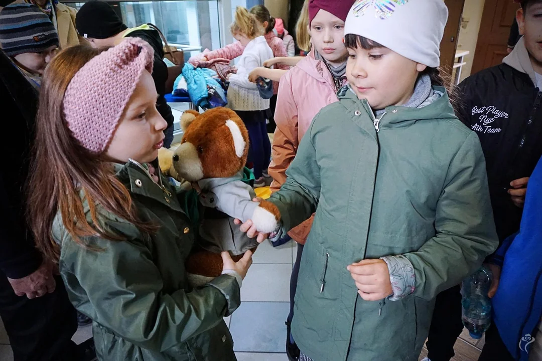 Uczniowie SP nr 2 w Kutnie odwiedziły Urząd Miasta. Spotkały się z prezydentem i strażnikami miejskimi