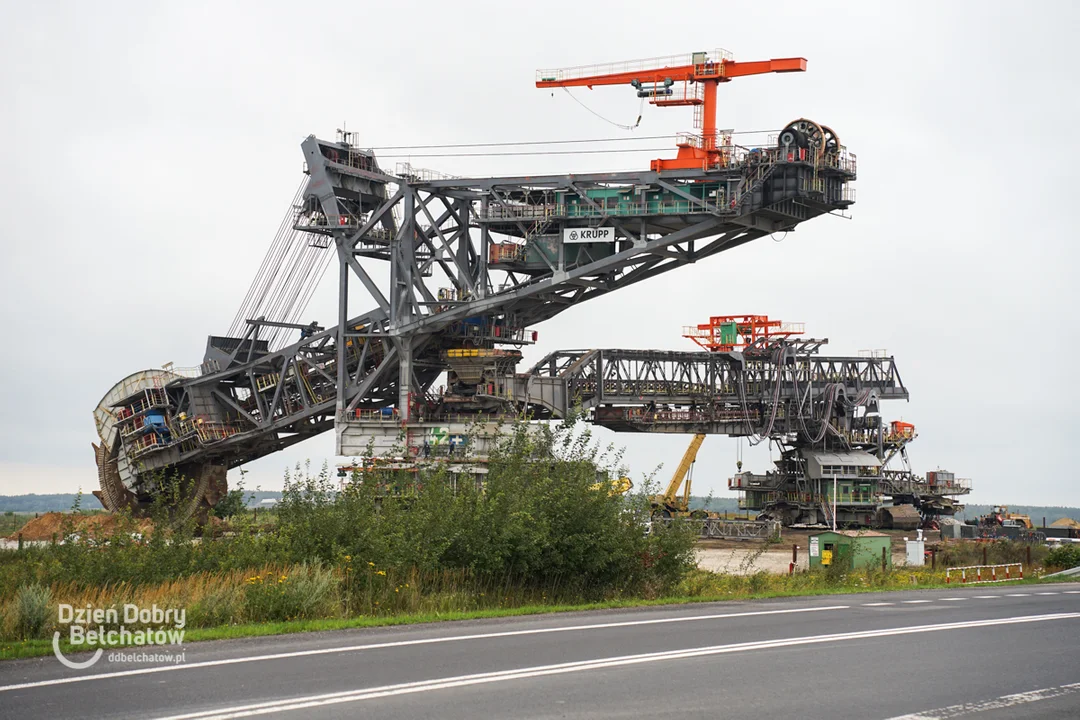 Gigantyczna koparka przy drodze w gminie Kleszczów