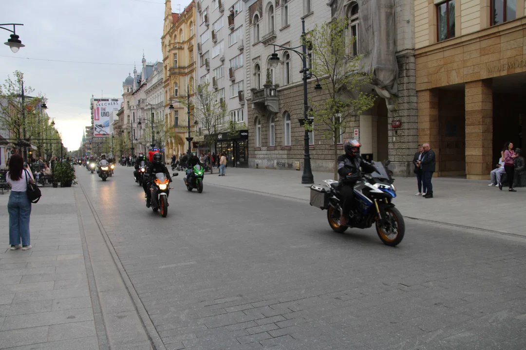 Wielka parada motocyklowa na ulicy Piotrkowskiej w Łodzi