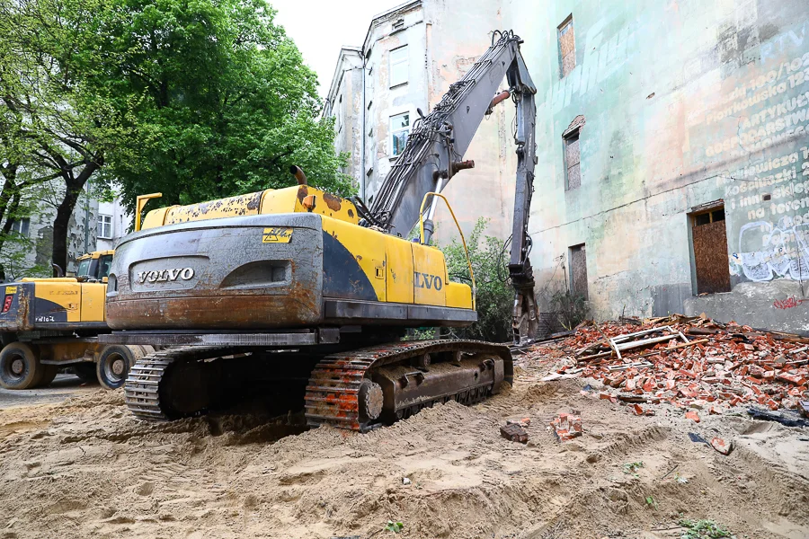 Kamienica przy Kilińskiego 49, w końcu, zostanie zburzona. Wiemy kiedy wrócą tramwaje