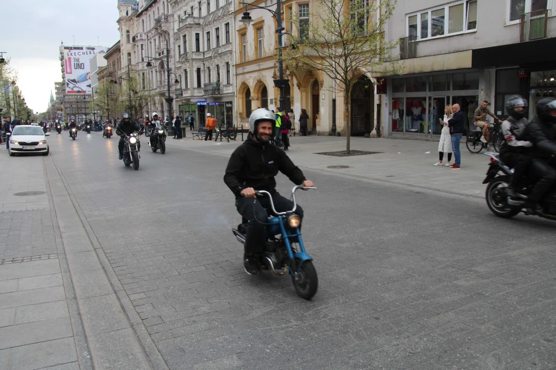 Wielka parada motocyklowa na ulicy Piotrkowskiej w Łodzi