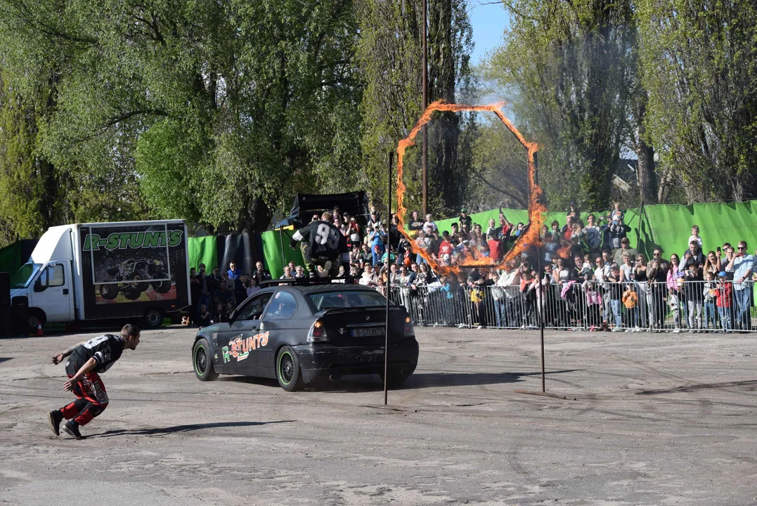 Giganty na czterech kołach zrobiły duże show! Widowiskowy pokaz monster trucków