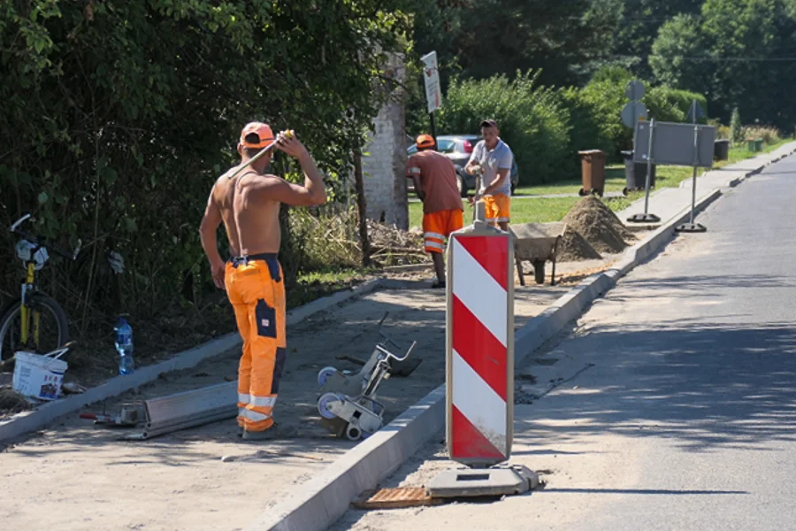 Powstają nowe chodniki koło Bełchatowa. Ściągnięto specjalną maszynę [FOTO] - Zdjęcie główne