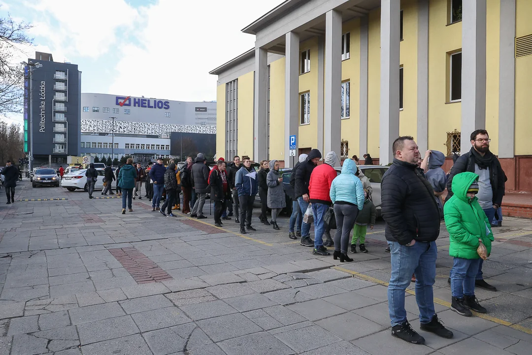 Za czym kolejka ta stoi? Takie obrazki przed parkomatem na Skorupki [ZDJĘCIA, FILM] - Zdjęcie główne