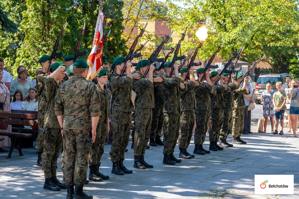 Oddali hołd poległym w Bitwie Warszawskiej. Zobacz, jak wyglądały obchody w Bełchatowie [FOTO] - Zdjęcie główne