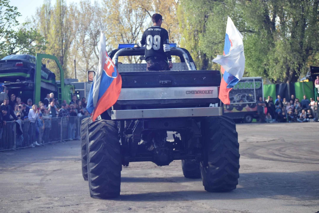 Giganty na czterech kołach zrobiły duże show! Widowiskowy pokaz monster trucków