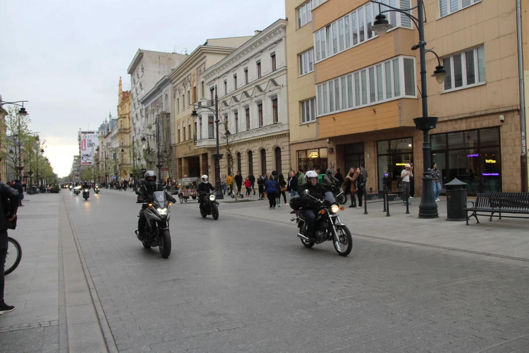 Wielka parada motocyklowa na ulicy Piotrkowskiej w Łodzi