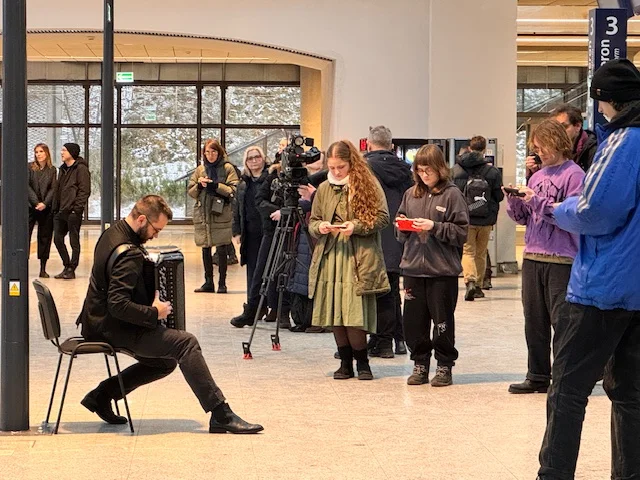 Dworzec Łódź Fabryczna zamienił się w coś więcej niż stację. Co wydarzyło się w pociągach ŁKA? - Zdjęcie główne