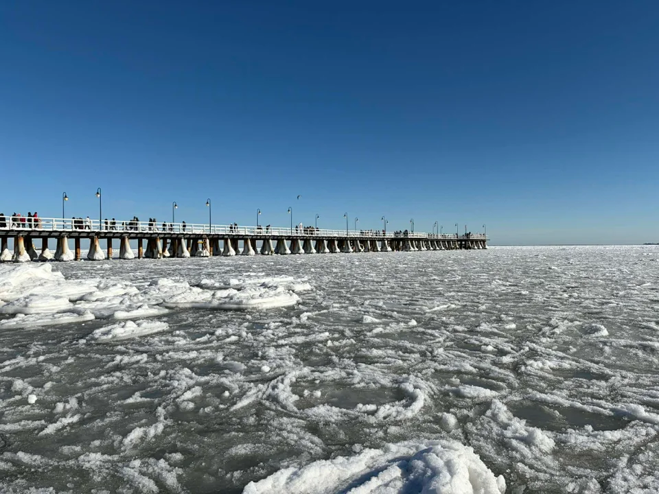 Trójmiejska plaża zachwyca. Krajobraz jak z Arktyki - Zdjęcie główne