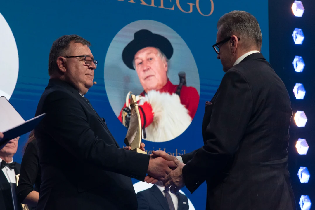Nagrodę Robertowi Taciakowi, trenerowi UKS Jedynka Kórnik wręczył jan Grabkowski