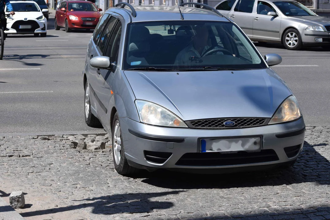 Niszczejąca kostka brukowa na skrzyżowaniu ulic Zachodniej i Próchnika w Łodzi