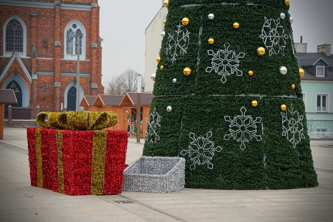 Świątecznie w centrum Kutna. Kiedy rozbłysną miejskie iluminacje? [ZDJĘCIA] - Zdjęcie główne