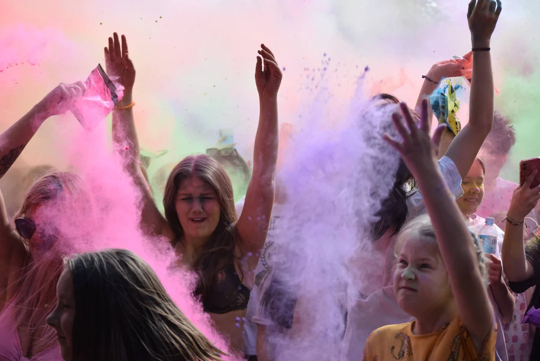 Zabawa na Stawach Jana. Holi Święto Kolorów ponownie w Łodzi [ZDJĘCIA] - Zdjęcie główne