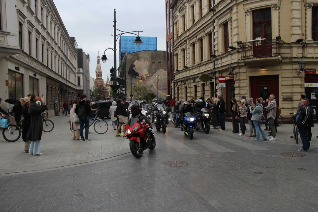 Wielka parada motocyklowa na ulicy Piotrkowskiej w Łodzi