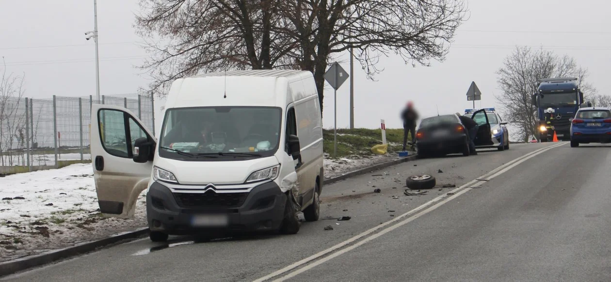 Wypadek na drodze krajowej pod Kutnem. Są utrudnienia w ruchu [ZDJĘCIA] - Zdjęcie główne