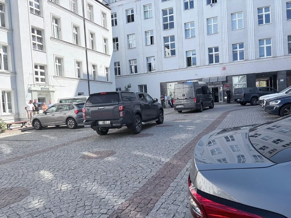 Policja i kontrterroryści pojawili się przed Urzędem Miasta Łodzi