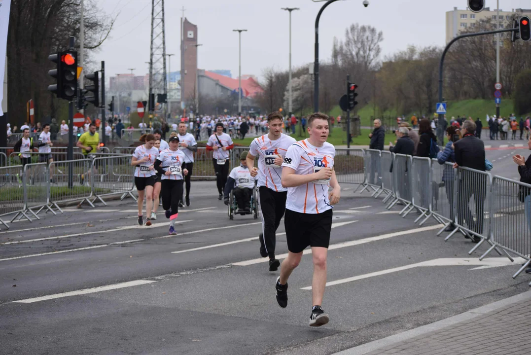 DOZ Maraton ulicami miasta. Zobacz zdjęcia z biegu głównego