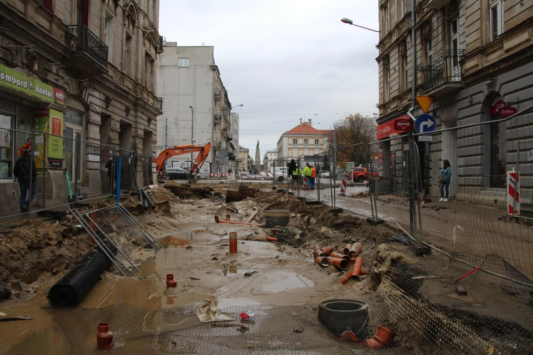 Uszkodzona rura na ul. Legionów w Łodzi