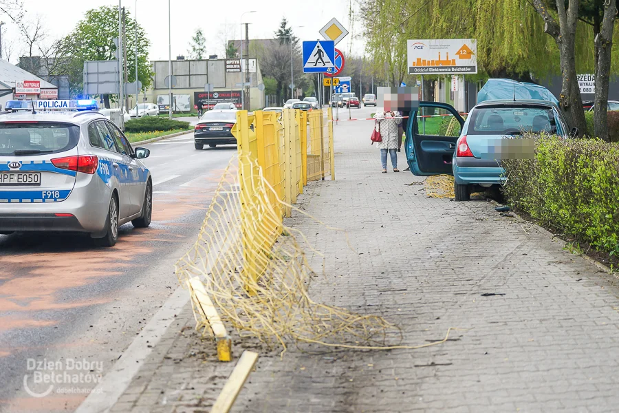 Staranował barierki i zatrzymał się na drzewie. Co wydarzyło się na rondzie? [FOTO] - Zdjęcie główne