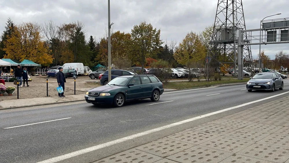 Pokonują ruchliwą drogę, by dostać się na cmentarz. Niebezpieczna sytuacja przy gdańskiej nekropolii