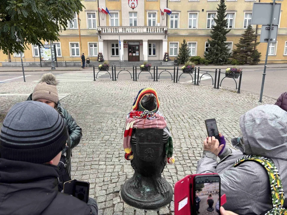 Pomnik w centrum miasta udekorowany przez grupę „Zamontanki”