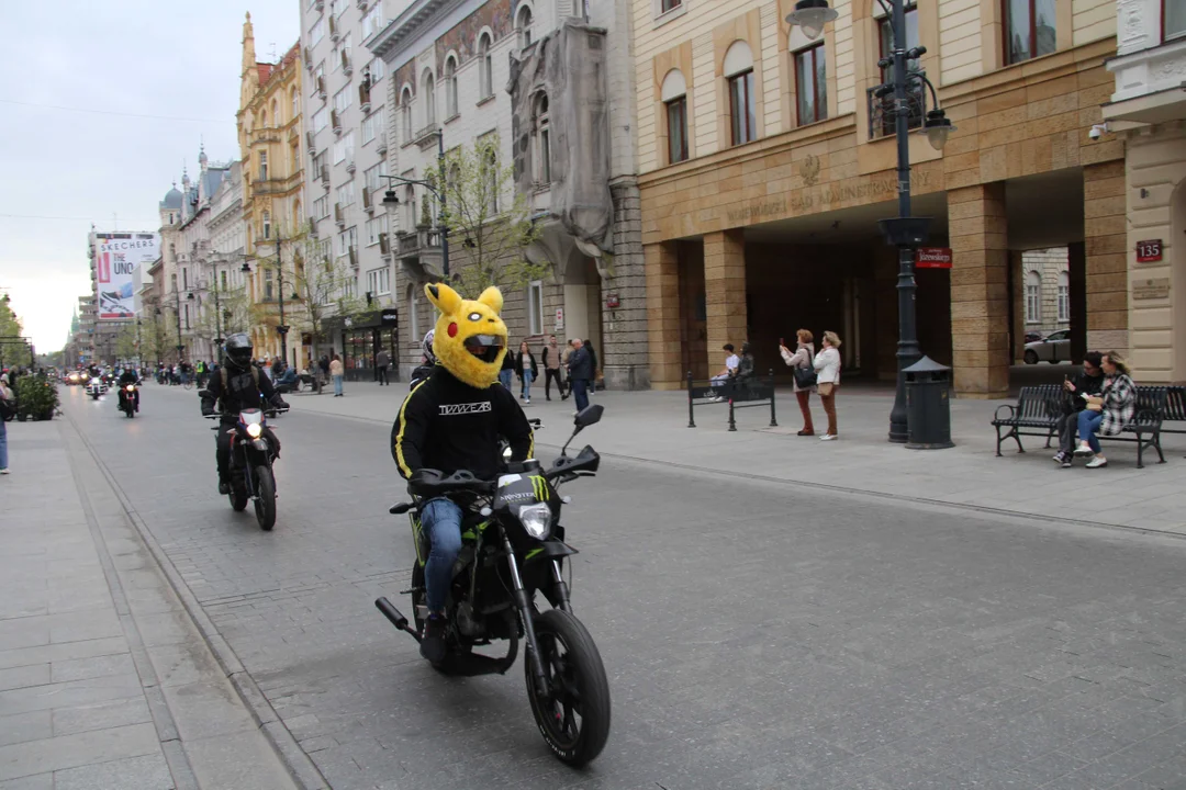 Wielka parada motocyklowa na ulicy Piotrkowskiej w Łodzi