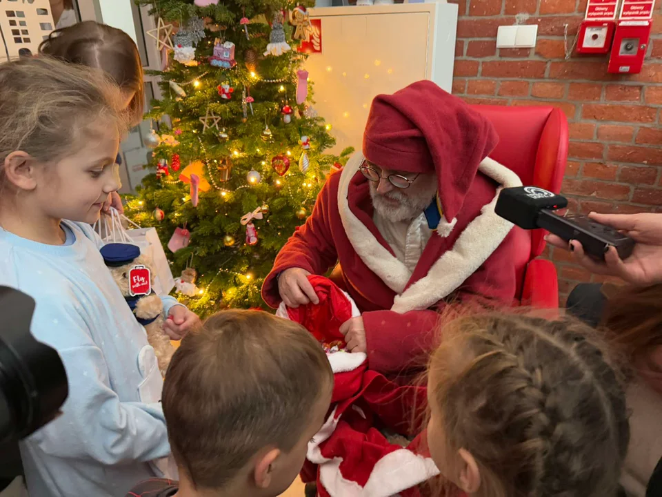 Święty Mikołaj w Łodzi. Jednym z punktów trasy Gwiazdora Szpital Pediatryczny im. Janusza Korczaka w Łodzi