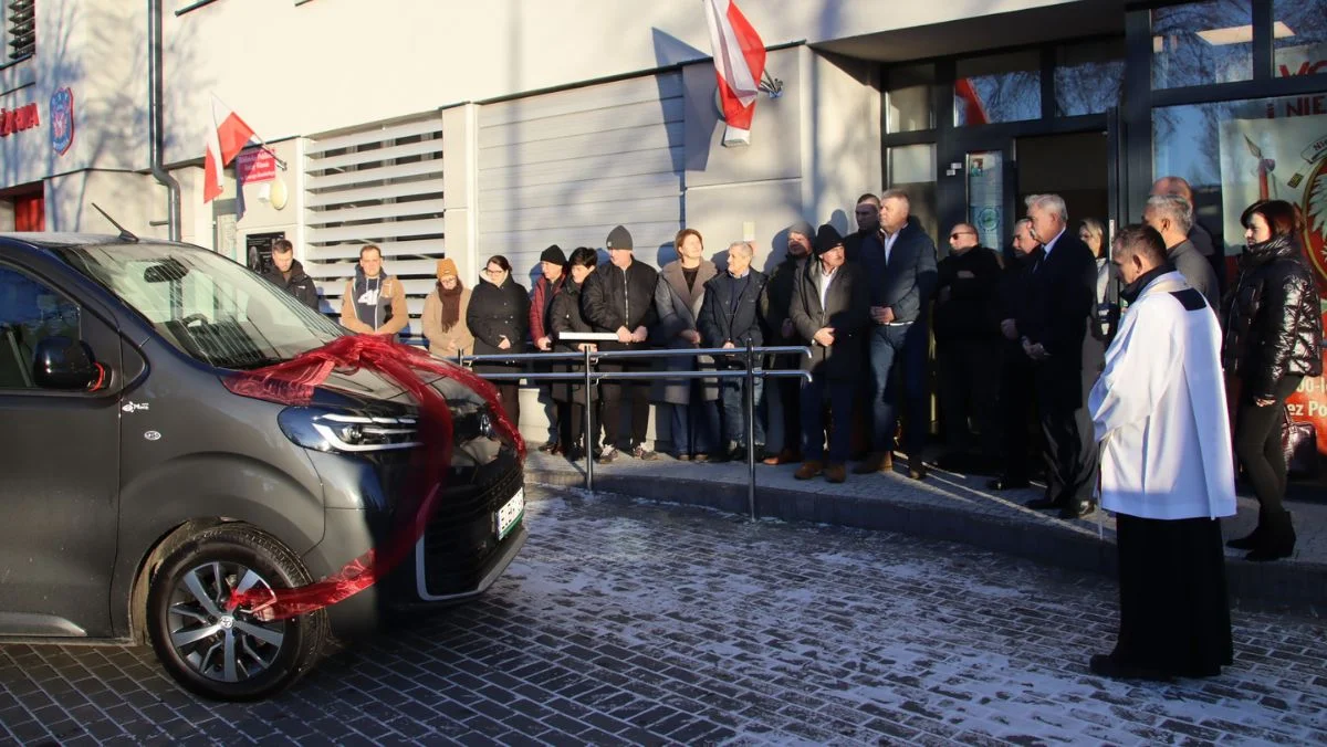 Gmina zakupiła samochód. Odbyła się duża uroczystość, proboszcz poświęcił pojazd - Zdjęcie główne