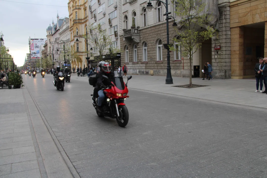 Wielka parada motocyklowa na ulicy Piotrkowskiej w Łodzi