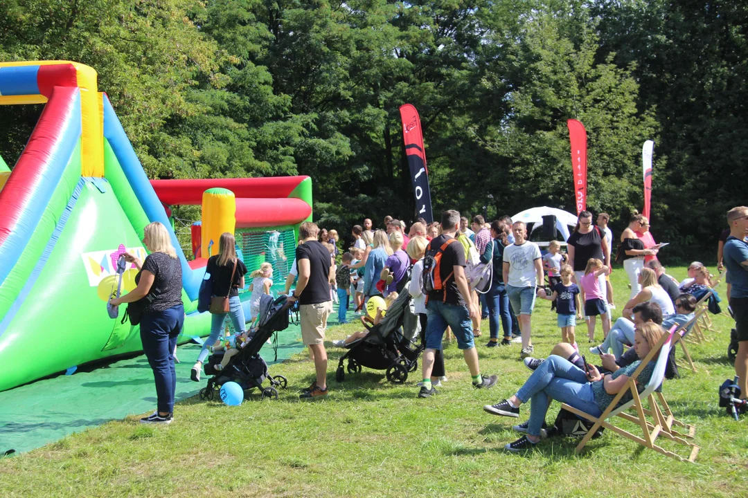 Piknik rodzinny w parku na Młynku w Łodzi