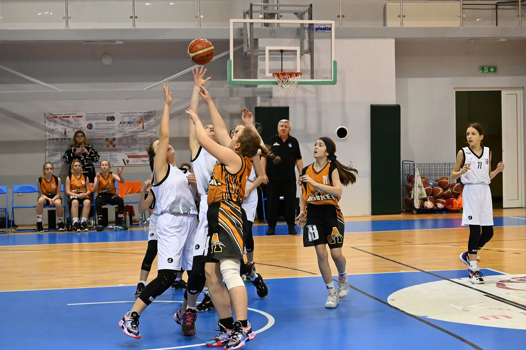 Młodziczki KS Kutno pokonały we własnej hali UKS Basket Aleksandrów Łódzki 52:50