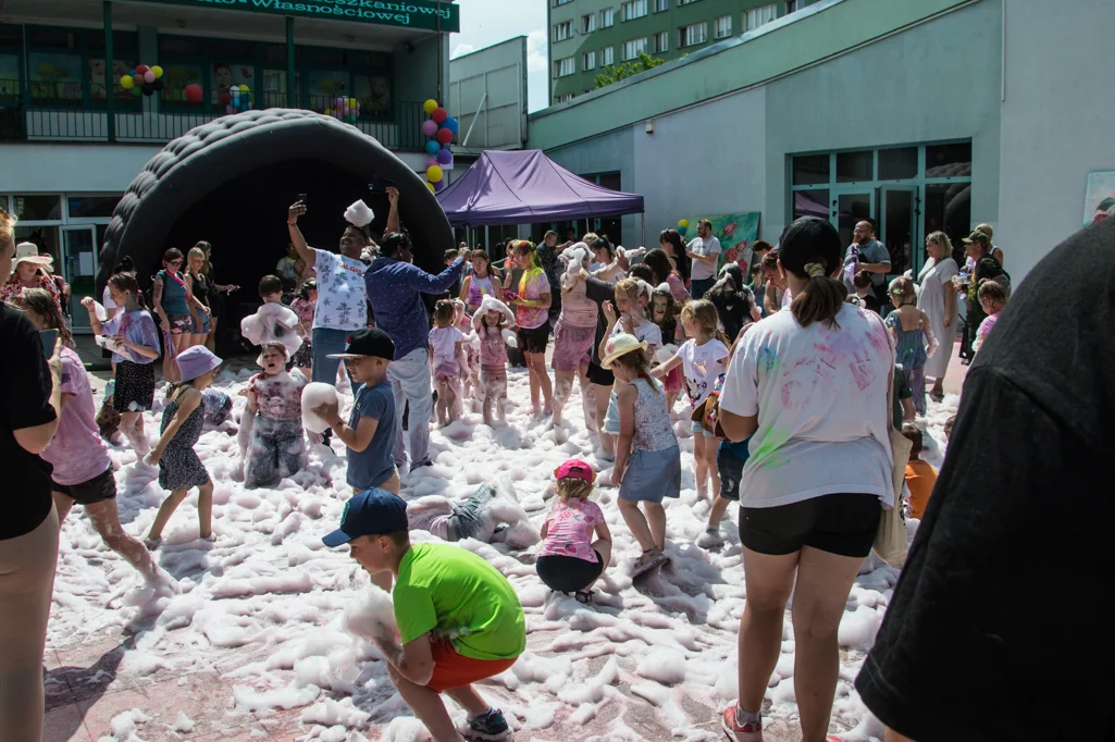 Piana, proszek holi, dmuchańce i pokazy. Tak wyglądał festyn na Płockim osiedlu [MNÓSTWO ZDJĘĆ] - Zdjęcie główne