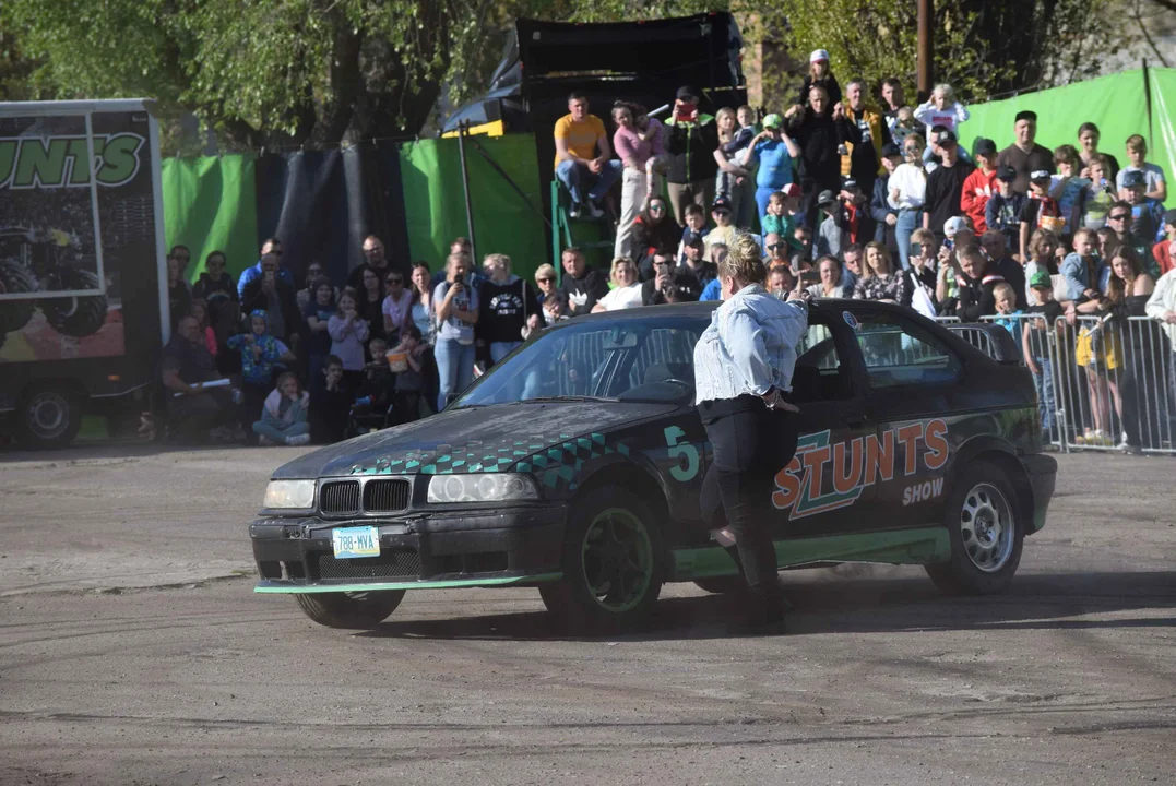 Giganty na czterech kołach zrobiły duże show! Widowiskowy pokaz monster trucków