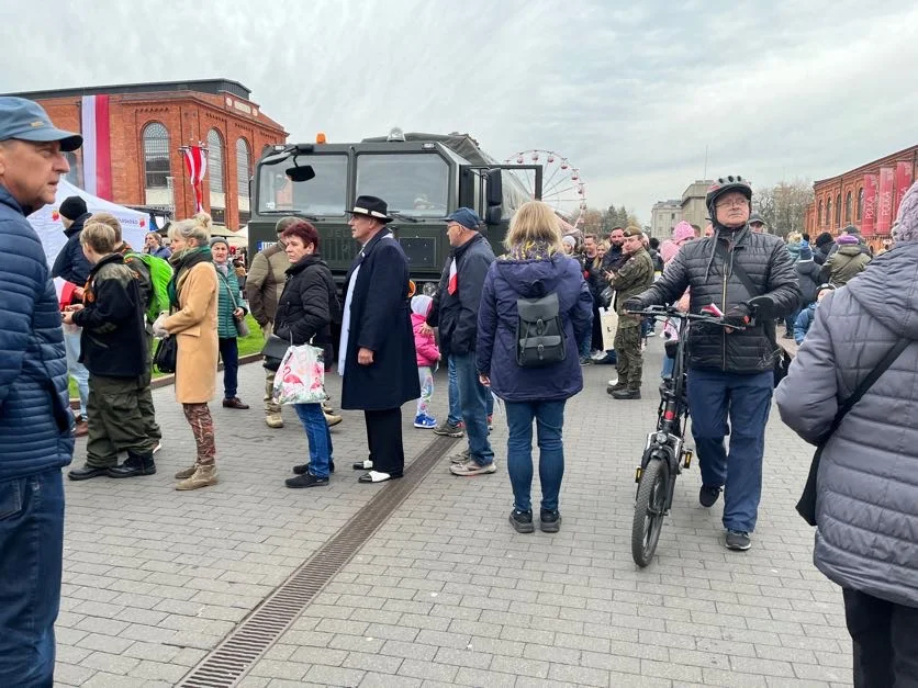 Obchody Święta Niepodległości w Łodzi na rynku Manufaktury