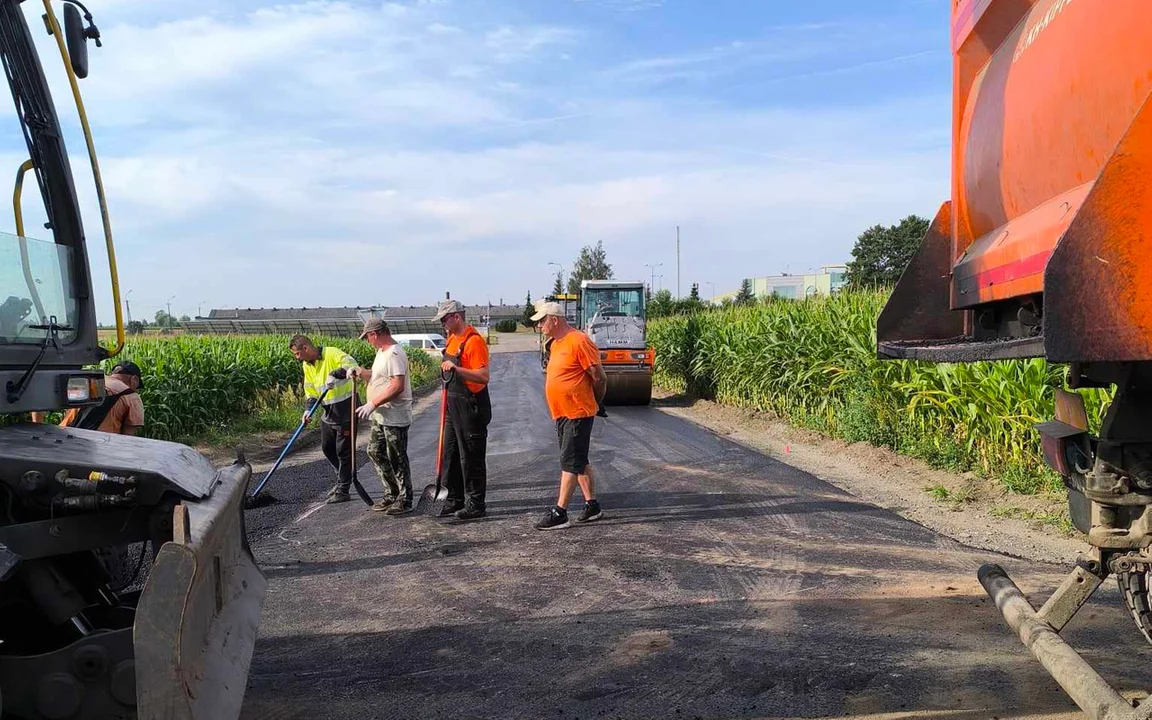 Remont drogi w Janowicach (gm. Piątek)