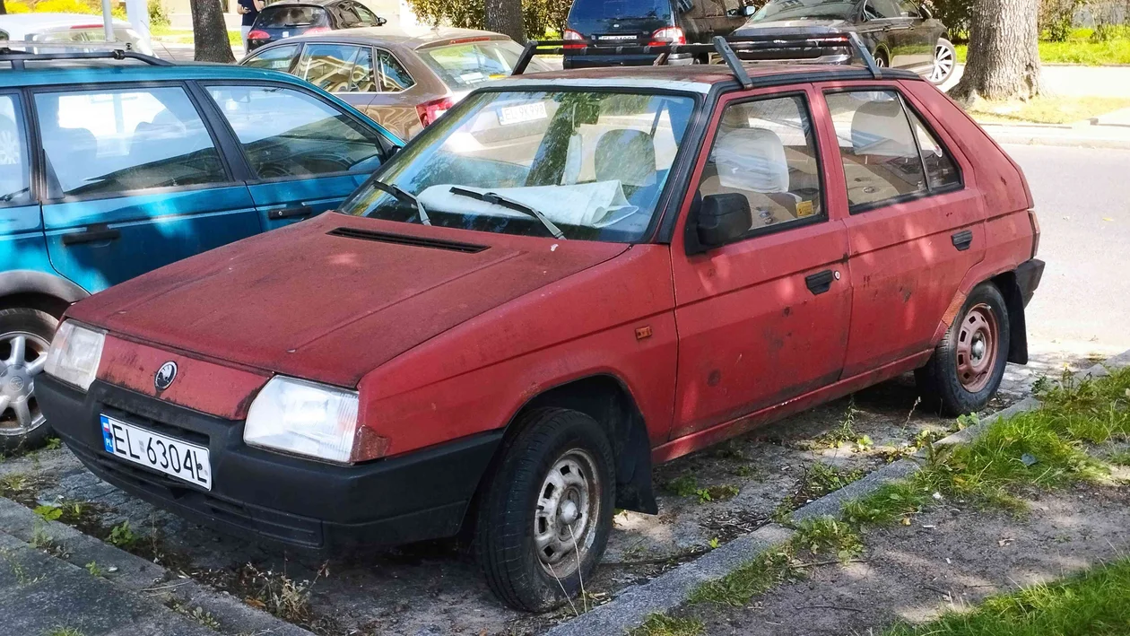 Zarastają trawą, rdzewieją i zajmują miejsca postojowe. Ile porzuconych samochodów stoi przy łódzkich ulicach? - Zdjęcie główne