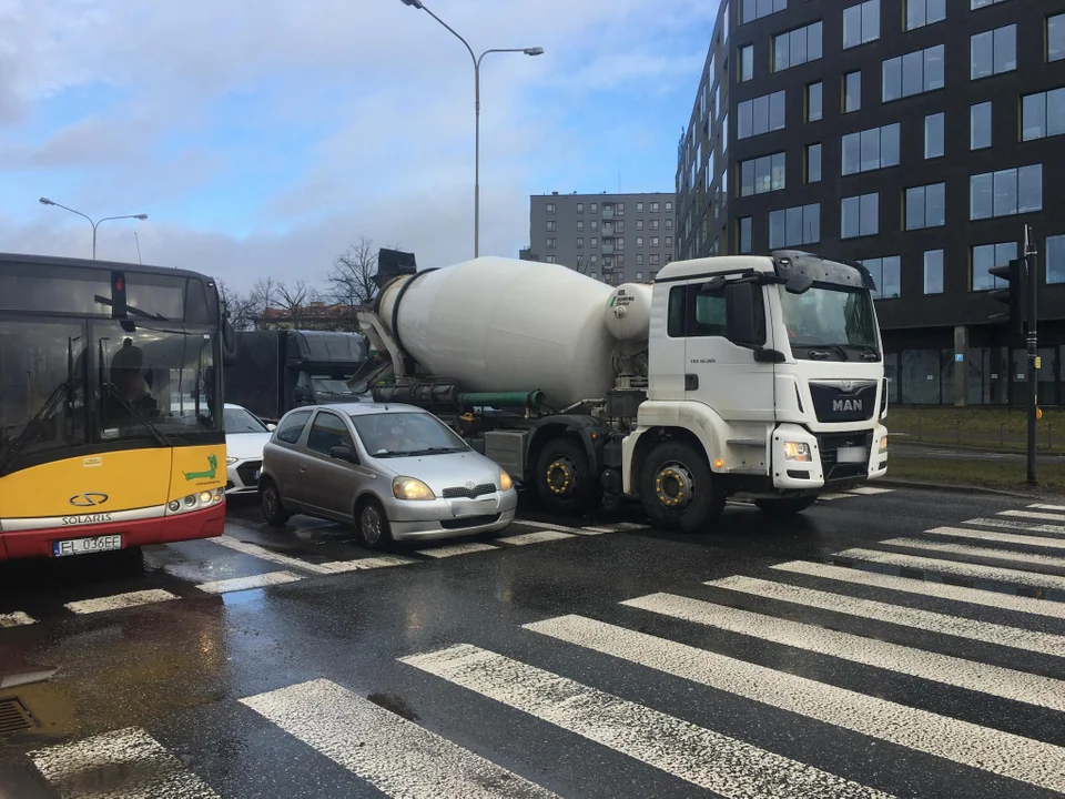 Utrudnienia dla kierowców przy rondzie Solidarności w Łodzi