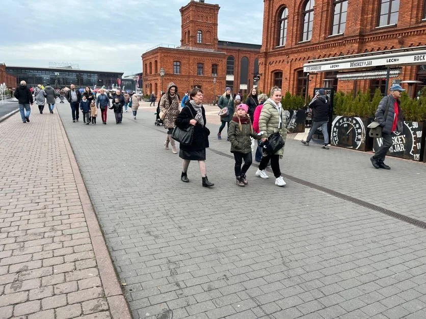 Obchody Święta Niepodległości w Łodzi na rynku Manufaktury