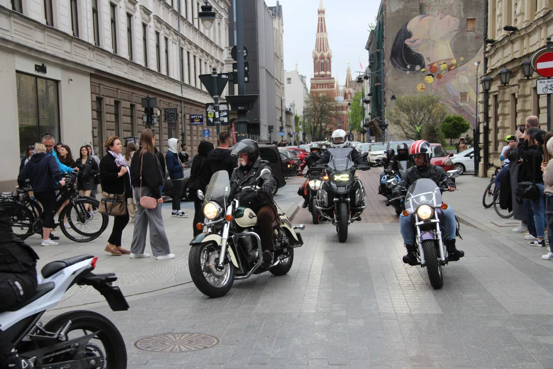 Wielka parada motocyklowa na ulicy Piotrkowskiej w Łodzi